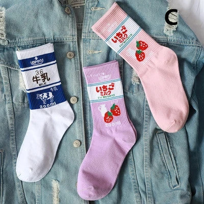Milk strawberry socks （Three pairs）KF81277